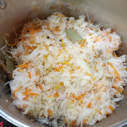 Тушеный заяц с квашеной капустой